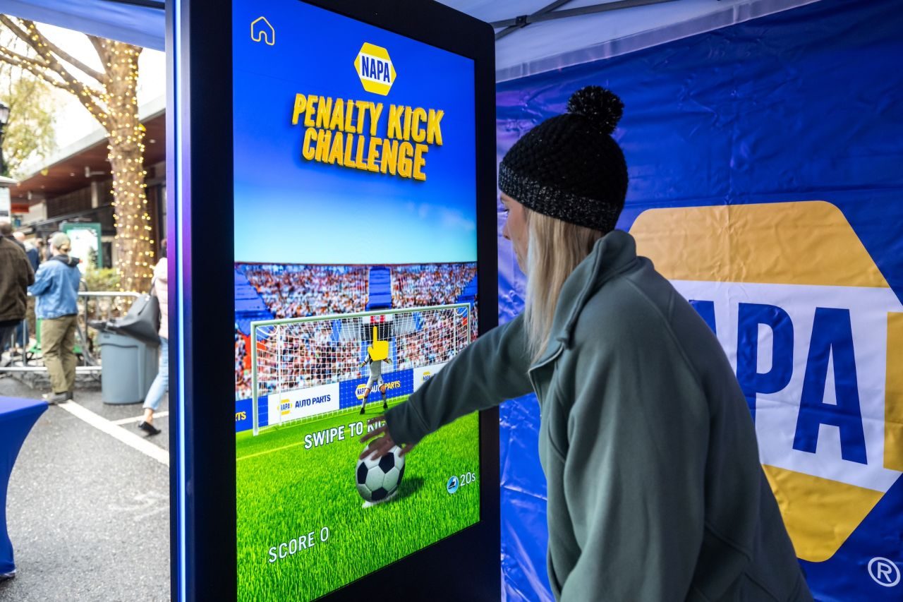 Une partisane participe au défi de tirs de pénalité de BIG Digital lors de la soirée de visionnement du tirage au sort final de la Coupe du Monde de la FIFA 2026 à Atlanta