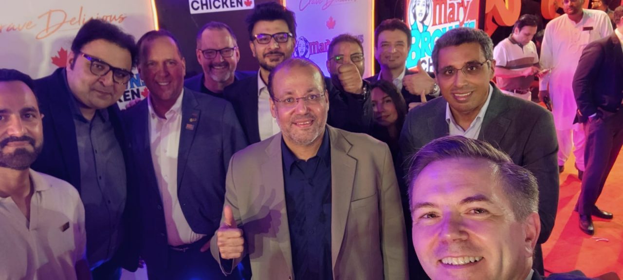 Les équipes de Mary Brown’s et de Prime F&B, en compagnie du délégué commercial principal Daniel Arsenault (en bas à droite) lors de l’inauguration à Lahore. 