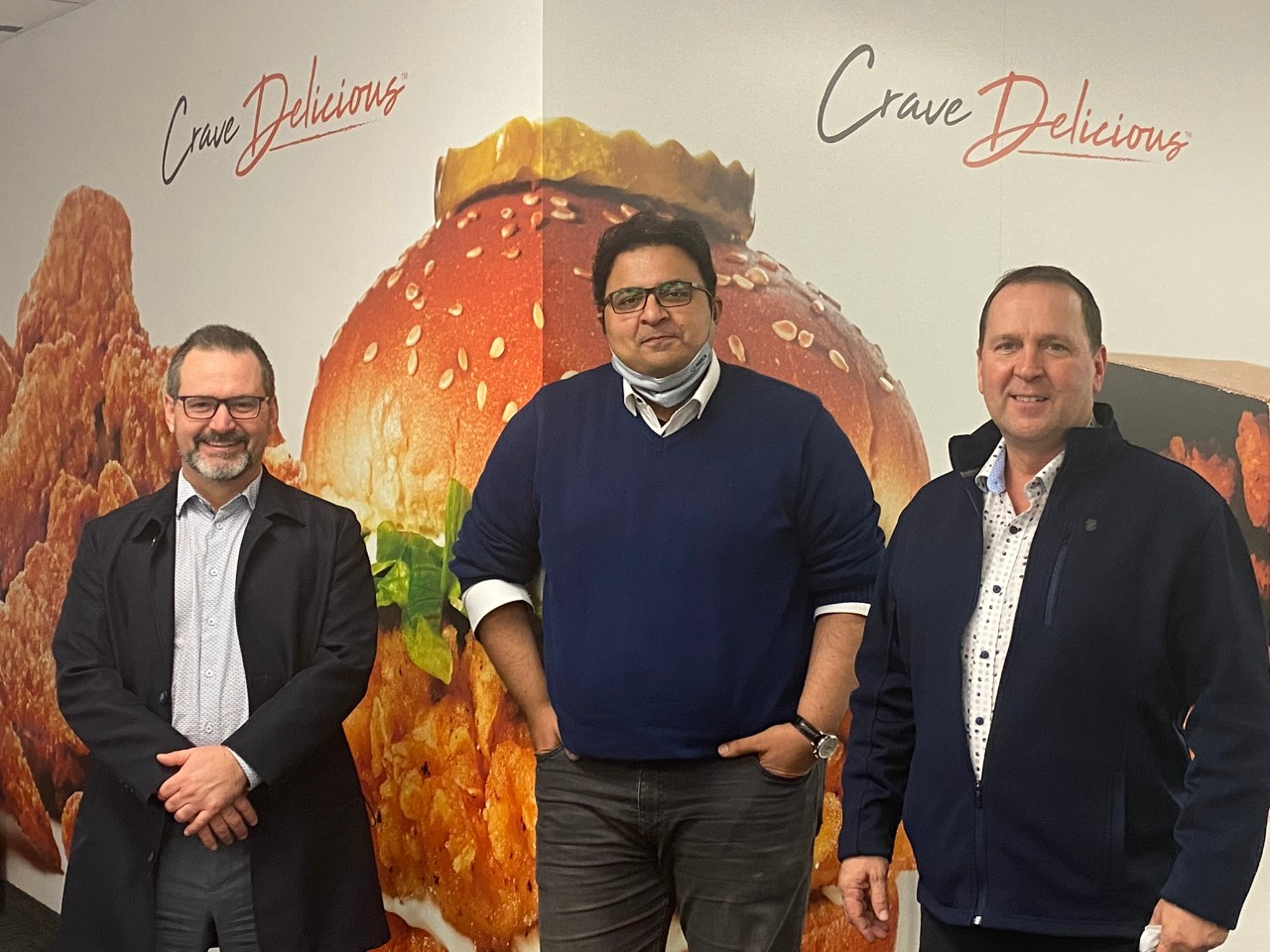 De gauche à droite : Dylan Powell (vice-président du développement international, Mary Brown’s Chicken), Asim Majid (directeur général, Prime F&B) et Tony Samuelson (ancien président, Mary Brown’s Chicken).