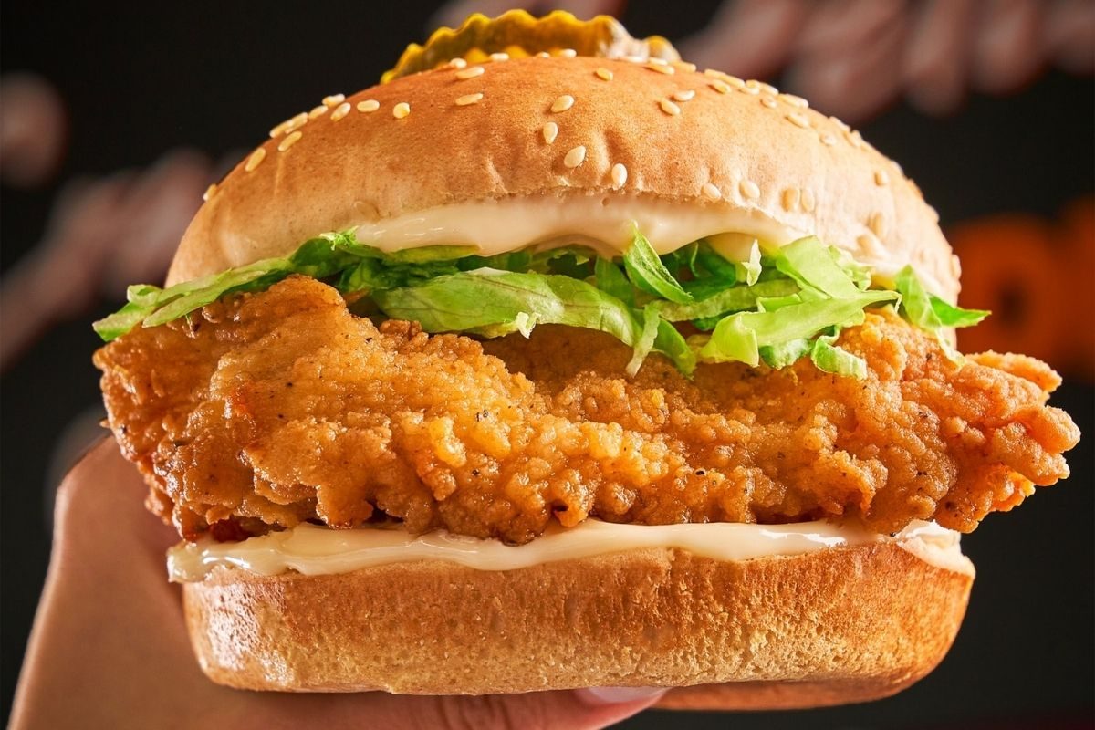 Le sandwich au poulet emblématique « Big Mary » au menu pakistanais.