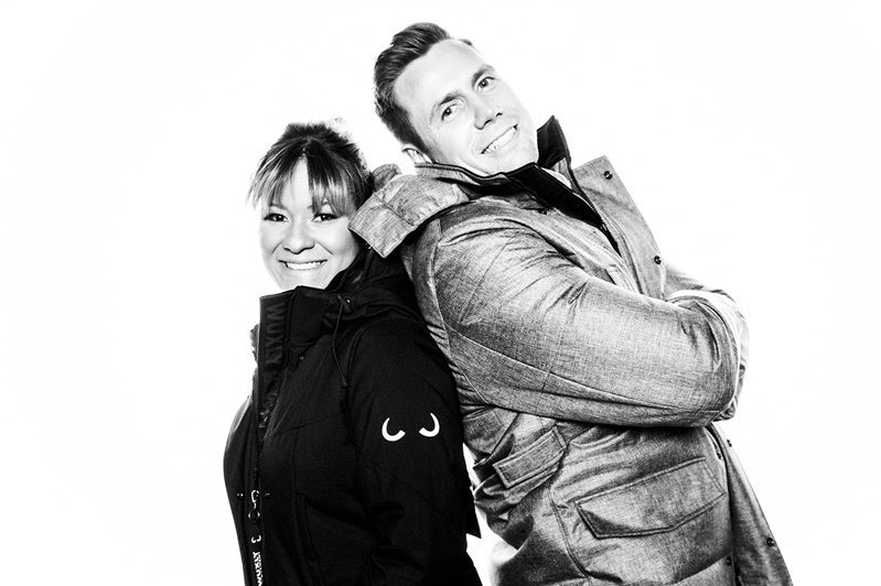James Yurichuk et son épouse Daniela portant des parkas Wuxly.