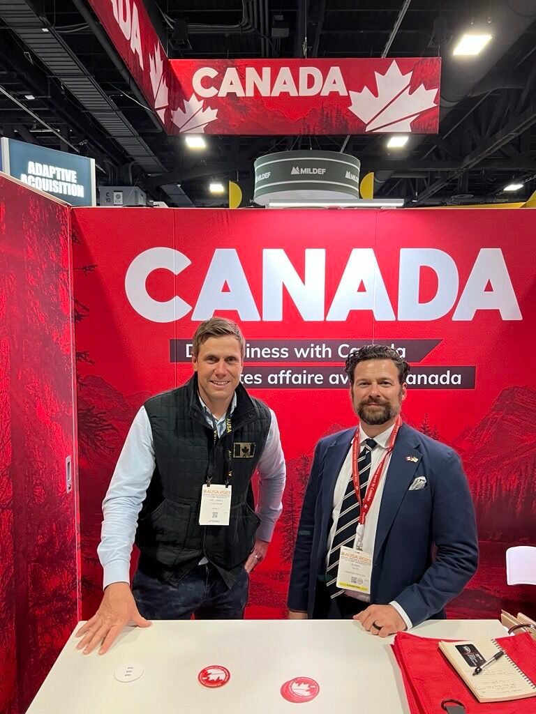 James Yurichuk en compagnie du délégué commercial Robert Tate au pavillon du Canada lors de l’AUSA 2026