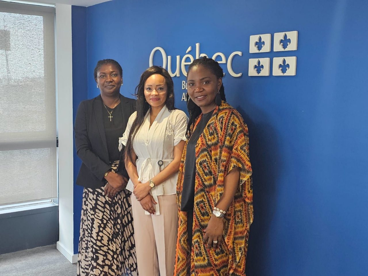 Nadège A. Mehe (à droite) accompagnée de Marie Hélène Sultan (au milieu) et de Essi Jocelyne Kodjo (à gauche), au bureau du Québec à Abidjan.