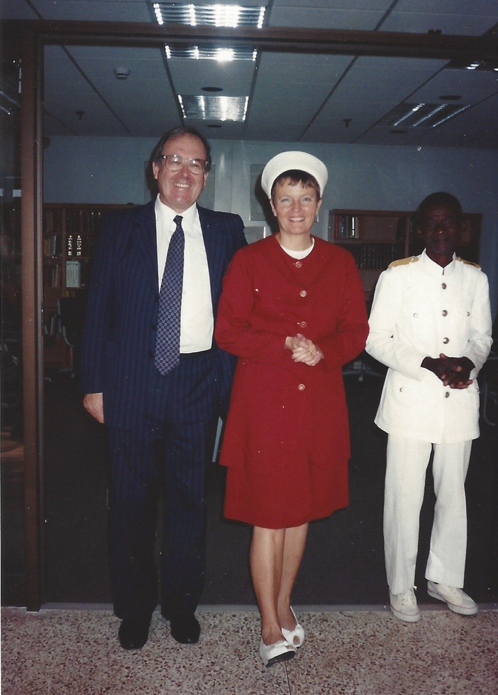 Patricia, accompagnée de son mari Paul, présente ses lettres de créance à l’occasion de son entrée en fonction comme haute-commissaire du Canada en Tanzanie, en 1992.