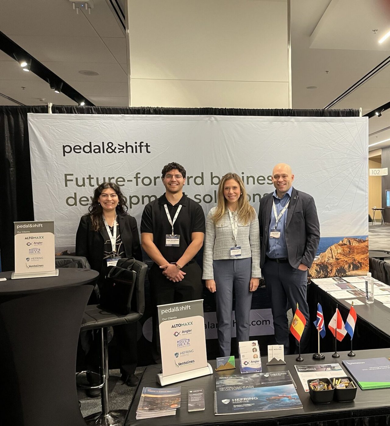  Des membres de l’équipe de Pedal & Shift : Megan Dobbin (à gauche), Fayez Almadhoun (au milieu à gauche), Lauren Fraser (au milieu à droite) et Ian Froude (à droite).