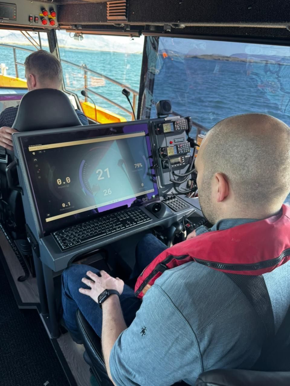 Ian Froude à bord d’un navire de recherche et de sauvetage équipé d’un système Hefring Marine, dans le port de Reykjavik.
